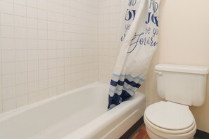 King Bed Non-Smoking | Bathroom | Towels