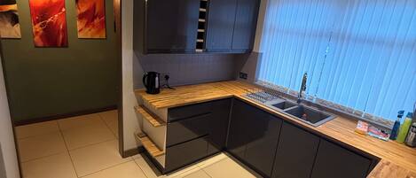 Kylskåp, mikrovågsugn, ugn och spishäll