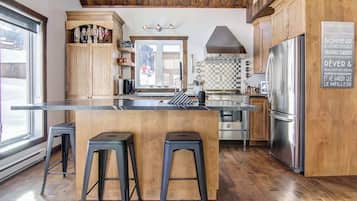 KjĂžleskap, mikrobĂžlgeovn, ovn og kokeplater