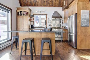 Fridge, microwave, oven, stovetop - Chouette Blanche | Tavata Chalets | Valinouët (Saint-David-de-Falardeau)