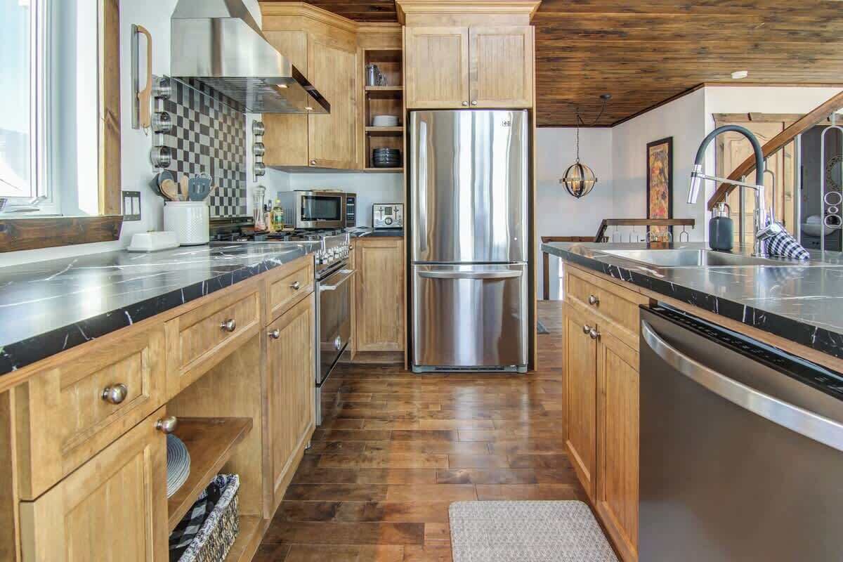 Réfrigérateur, four à micro-ondes, un four, surface de cuisson