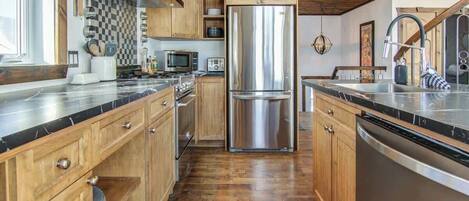 ثلاجة، ميكروويف، فرن، موقد طهي مسطح