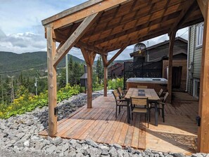 Outdoor dining - Chouette Blanche | Tavata Chalets | Valinouët (Saint-David-de-Falardeau)