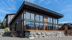 Un bâtiment moderne à deux étages, doté de grandes fenêtres et d’une fondation en pierre.