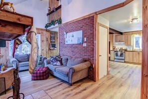 TV, fireplace - Renard| Tavata Chalets | Valinouët (Saint-David-de-Falardeau)