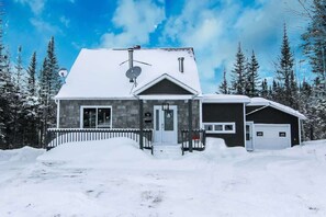 Exterior - Renard| Tavata Chalets | Valinouët (Saint-David-de-Falardeau)