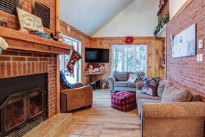 TV, fireplace - Renard| Tavata Chalets | Valinouët (Saint-David-de-Falardeau)