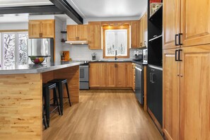 Kjøleskap, mikrobølgeovn, ovn og kokeplater