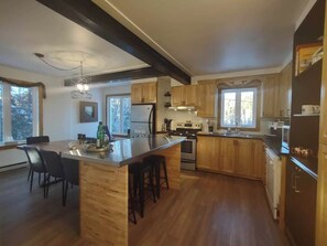 Fridge, microwave, oven, stovetop - Renard| Tavata Chalets | Valinouët (Saint-David-de-Falardeau)