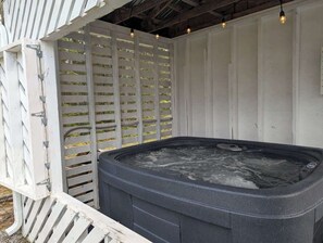 Outdoor spa tub - Moment Présent | Tavata Chalets | Spa and Riverside Retreat (Saint-David-de-Falardeau)