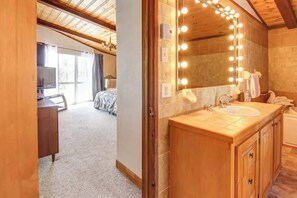 Dusj, hårføner og håndklær