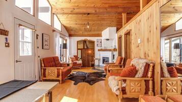 Televisie, een open haard en een kantoor