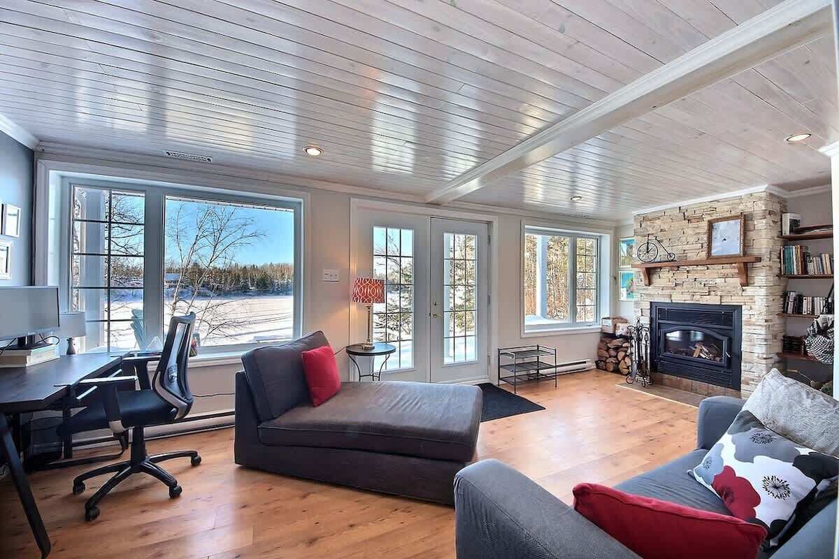 Televisión, chimenea y oficina 