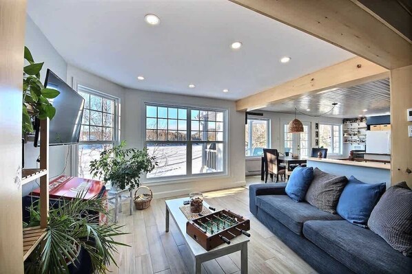 TV, peis og kontorer