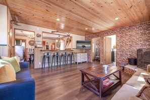 TV, fireplace - Dream Lake Cabin| Spa, EV Charger, Gated, by lake! (Big Bear Lake)