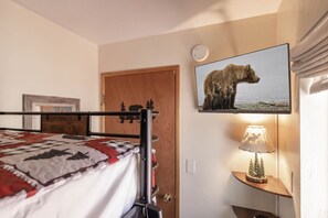 2 bedrooms, WiFi - Dream Lake Cabin| Spa, EV Charger, Gated, by lake! (Big Bear Lake)