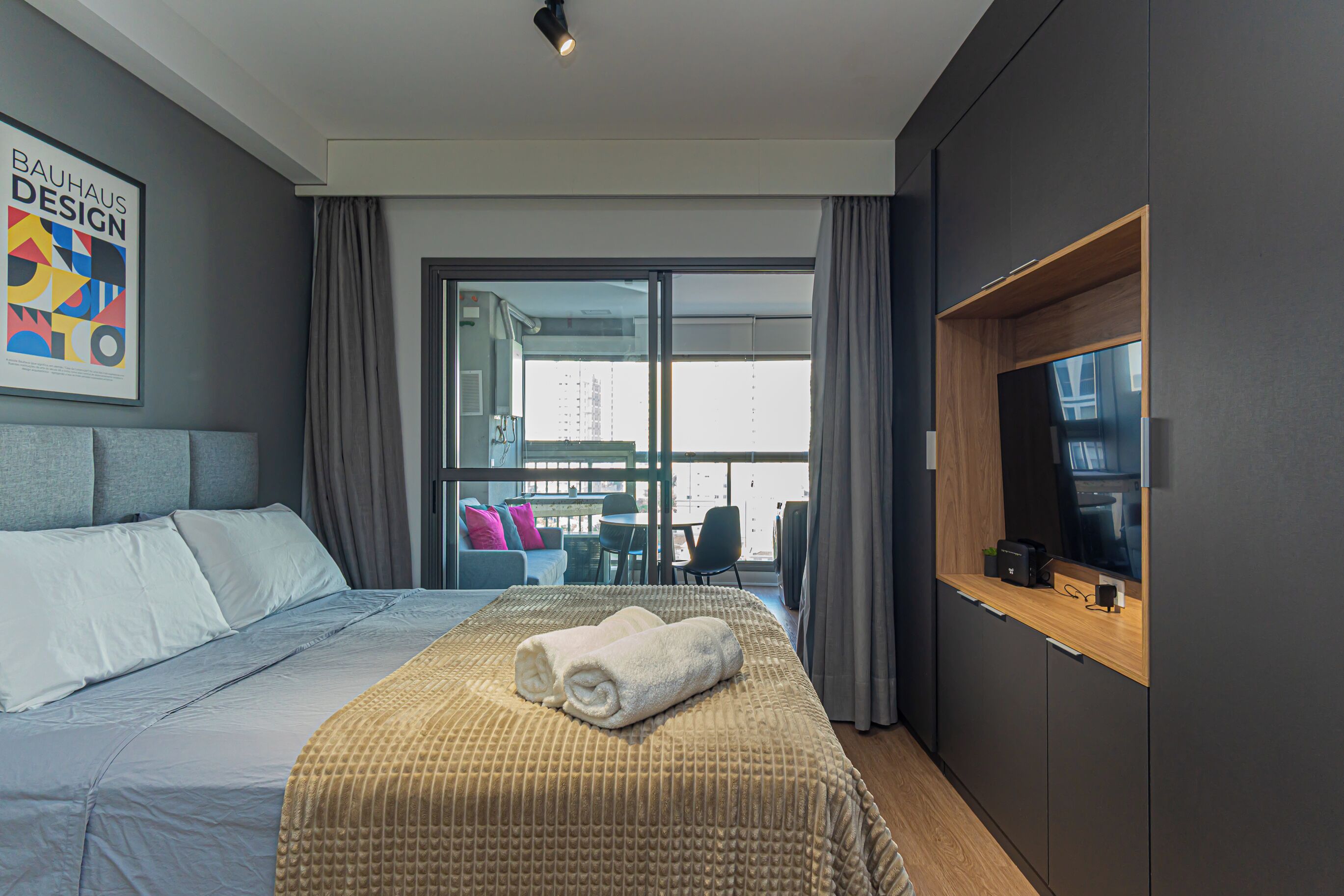 1 quarto, escrivaninha, ferros/tábuas de passar roupa, berço de viagem