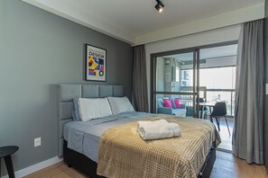 1 bedroom, desk, iron/ironing board, travel crib - Bauhaus Loft - View & Rooftop Pool - Complete Leisure Facilities in Brooklin (São Paulo)