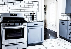 Microondas, horno, parrilla de estufa y lavavajillas