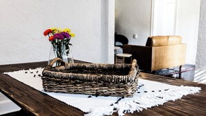 A wicker basket with flowers on a wooden table with a white lace placemat. - Quaint 3BR - Minutes to Downtown San Angelo - Sleeps 6 (San Angelo)