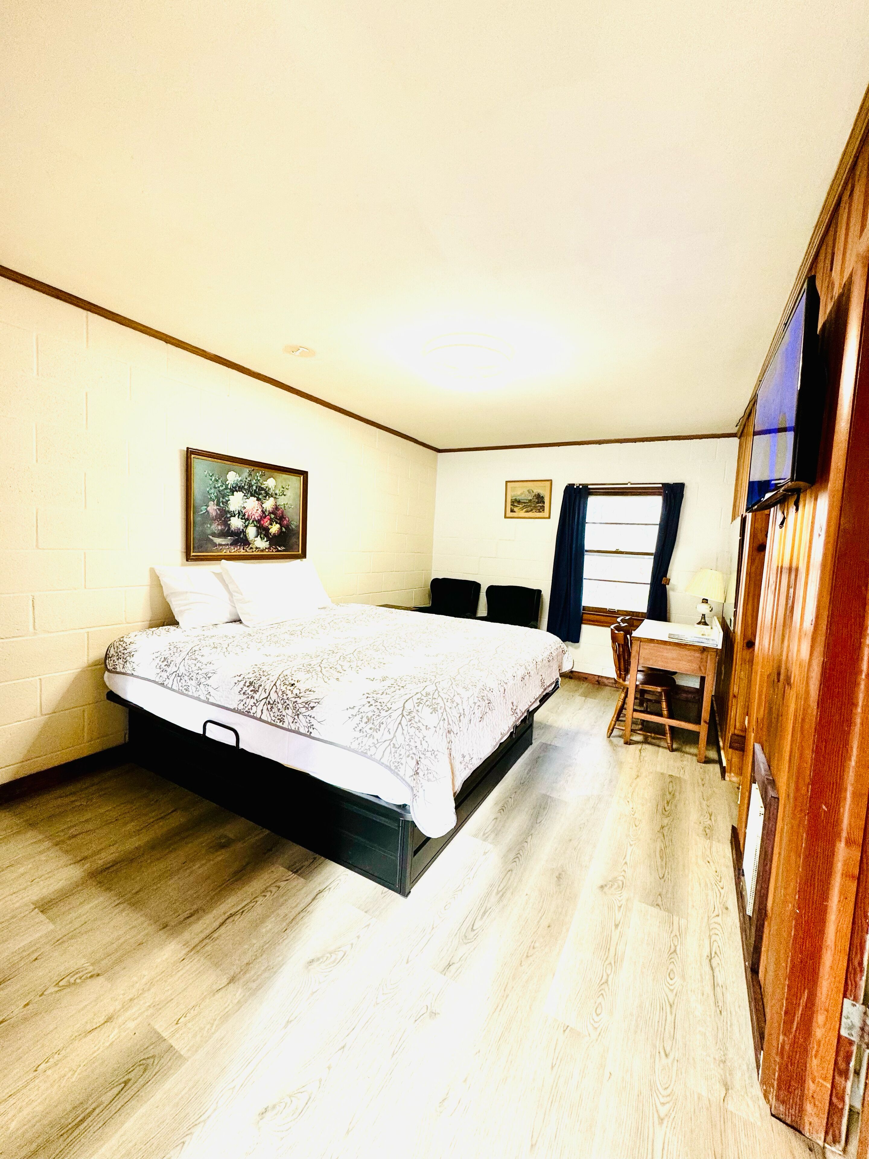 Une chambre à coucher avec un lit, un bureau et une chaise.
