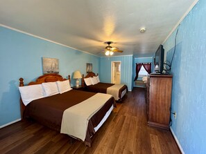 Economy Room, 2 Queen Beds | Soundproofing, free WiFi, bed sheets - Parkview Lodge & Cabins (Newland)