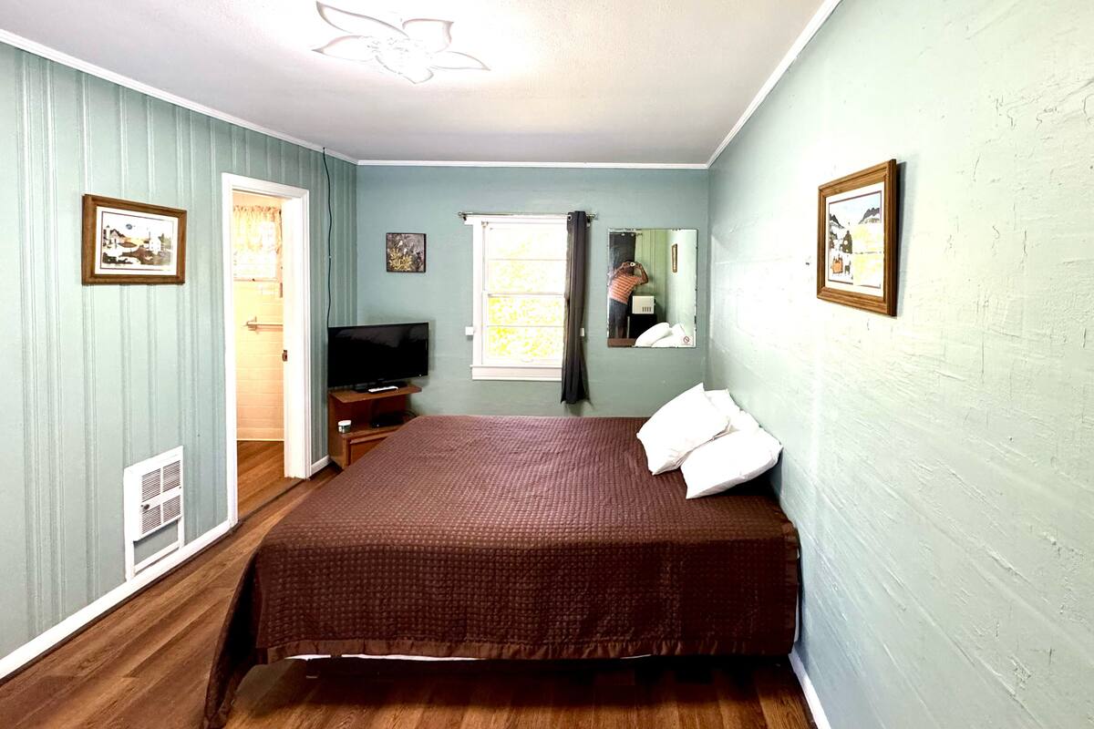 Standard Room, 1 Queen Bed | Soundproofing, WiFi (free), bed sheets