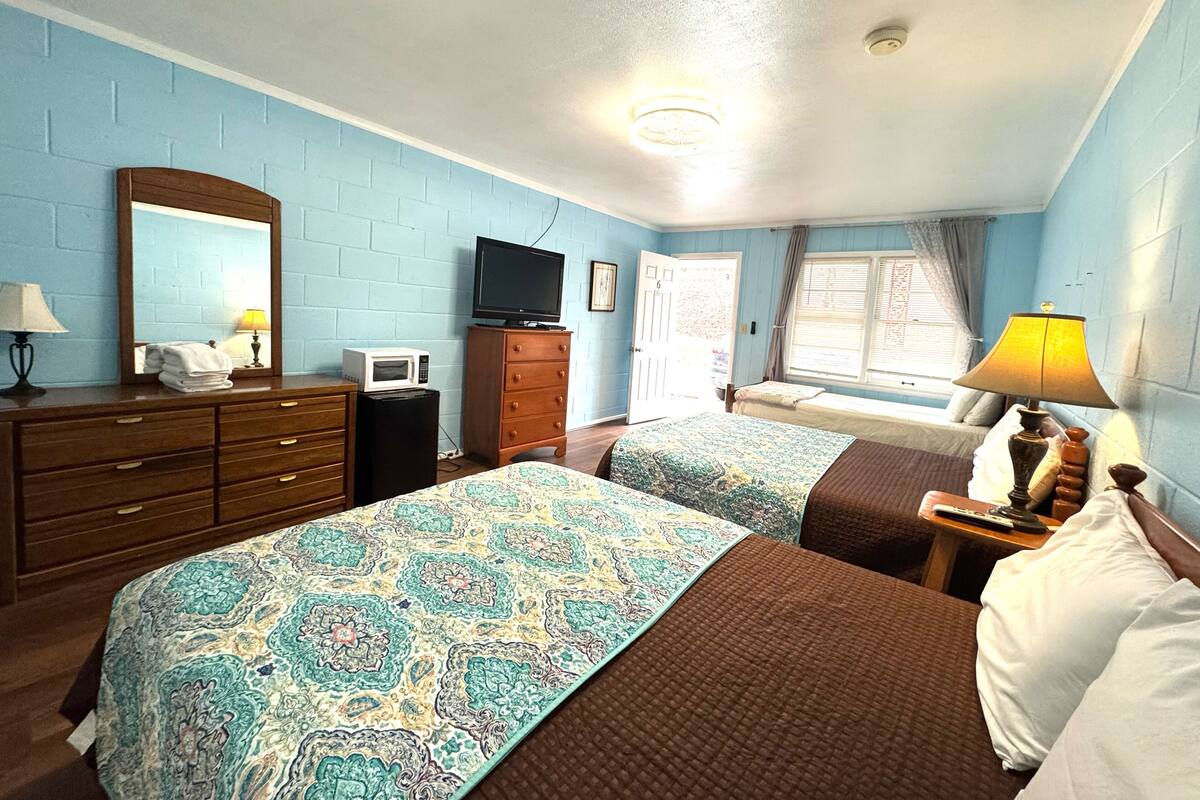 Family Room | Soundproofing, WiFi (free), bed sheets