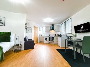 Interior - Chic studio, sleeps 2, free parking (Pudsey)