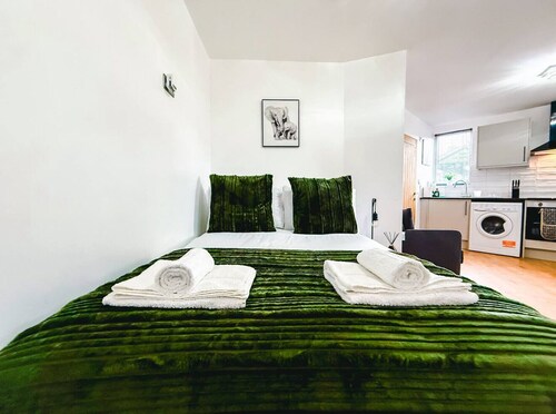 Chic studio, sleeps 2, free parking