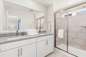 Douche, sèche-cheveux, serviettes fournies, shampoing