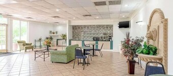 SHSU Adjacent King Studio | Resort Pool, 24/7 Gym