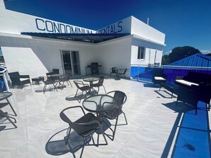 Outdoor dining - Charming studio in the Heart of Sosua, Facing the pool & at 2 min from the Beach (Sosúa)