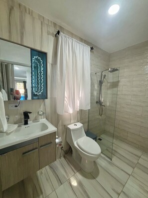 Shower, towels, soap, toilet paper - Charming studio in the Heart of Sosua, Facing the pool & at 2 min from the Beach (Sosúa)