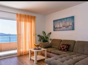 Apartment (Two-Bedroom Apartment With Sea View) | Living room