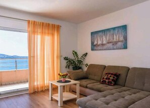 Apartment (Two-Bedroom Apartment With Sea View) | Living room