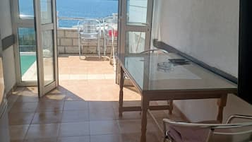 Apartamento (Three- Bedroom Apartment With Sea Vie) | Sala de estar | TV de tela plana 32 polegadas com canais via satélite