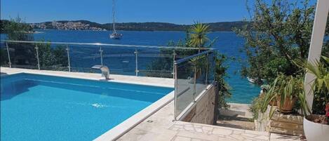 3 piscines extérieures, parasols de plage, chaises longues