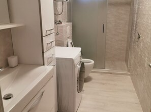 Appartement (Two-bedroom Apartment With Sea View () | Salle de bain | Douche, serviettes fournies