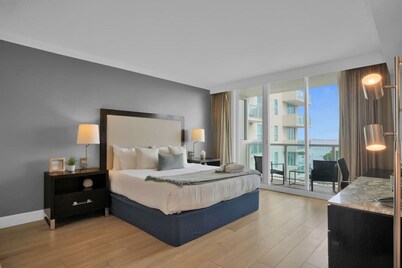 SF Modern Comfort Steps from the Ocean Breeze