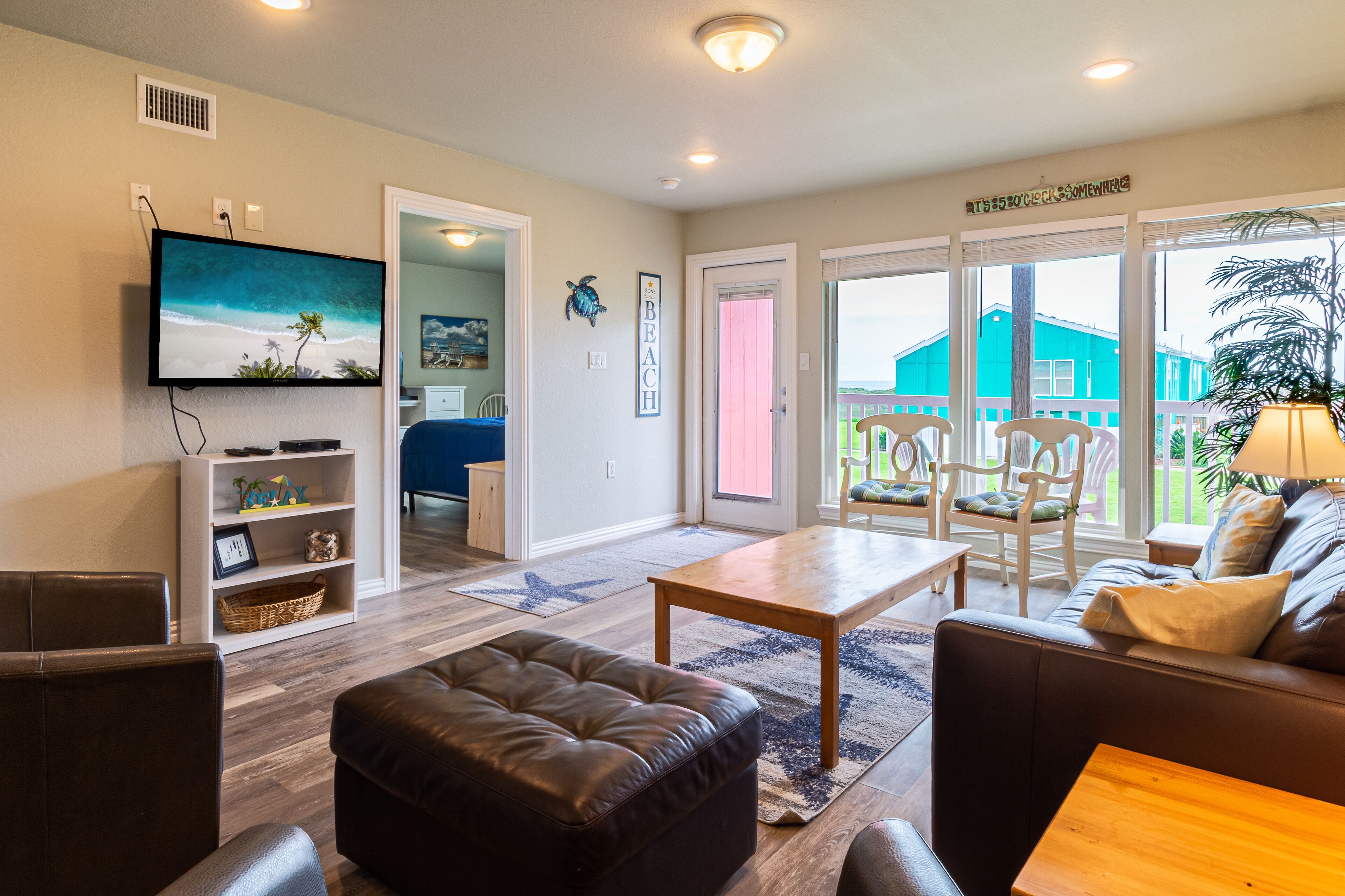 Smart-tv, een dvd-speler, een tafeltennistafel en boeken