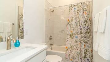 ヘアドライヤー、タオル、石鹸、シャンプー