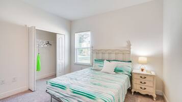 3 bedrooms, desk, iron/ironing board, travel crib