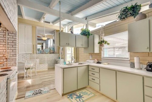Retro Ormond Beach Home w/Pool 3BR-Walk to Ocean!