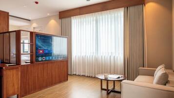 Escritorio, espacio para trabajar con laptop y wifi gratis