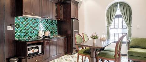 Luxe appartement, uitzicht op de stad | Dineren op de kamer