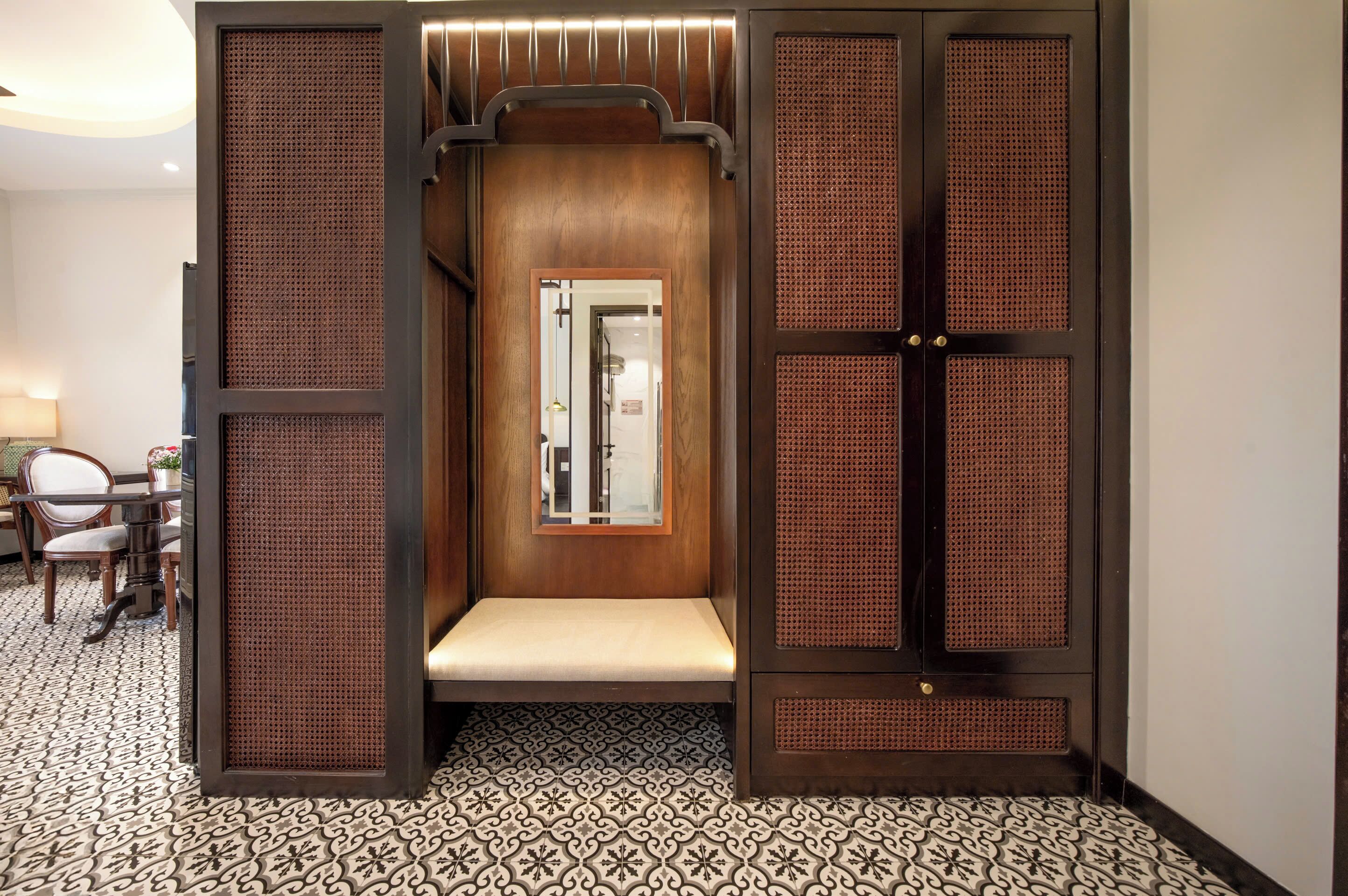 مكتب ومساحة عمل للكمبيوتر المحمول وواي فاي مجانًا