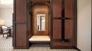 Schreibtisch, laptopgeeigneter Arbeitsplatz, kostenloses WLAN