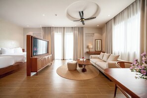 Premium Apartment, Multiple Beds, Balcony, Park View | Living area