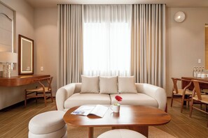 Apartament prèmium, diversos llits, balcó, vistes al parc | Sala d'estar | Televisor de pantalla plana 